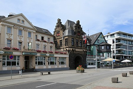 Hotels und Rheintor in der Konrad-Adenauer-Allee