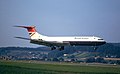 Photographie de l'avion aux couleurs de british airways, en approche d'atterrissage, train sorti. Le bas de l'avion est noir.