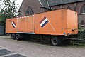 1. trailer voor een vrachtwagen met een kraam erin