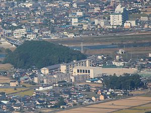 池田山から望む揖斐川町立揖斐川中学校、左奥に揖斐川に架かる国道417号の岡島橋