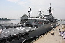 後方から艦を見る