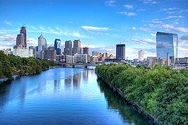 De Schuylkill River richting het zuiden met de skyline van Philadelphia, waar de rivier door stroomt.