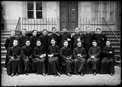 Nouveaux Prêtres devant le séminaire de Rennes en 1933