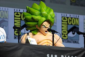 Broly en mode Super Saiyan. Cosplay du « Dragon Ball Super panel » au congrès du Comic-Con International à San Diego, en 2018.