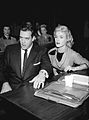 Avec Raymond Burr, dans Perry Mason, épisode The Case of the Lonely Heiress (1958)