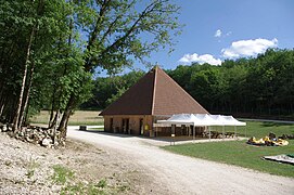 Le bâtiment d'accès à la grotte de Tourtoirac