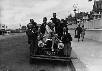 Mistinguett avec un groupe de photographes à Deauville sur sa Chrysler (1929).