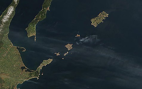 歯舞群島周辺 根室半島（左下）、色丹島（右上）、国後島（上）