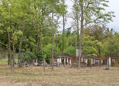 Seul carré restant du cimetière juif de l'Isle-sur-la-Sorgue.