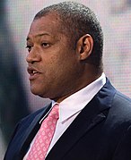 Laurence Fishburne interprète Perry White.