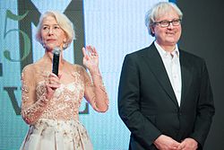 Představitelka hlavní role Helen Mirren s režisérem Simonem Curtisem na premiéře filmu v Tokiu