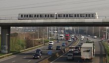 Vue du viaduc passant au-dessus de l'autoroute.