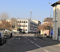 Entre l'école Voltaire et le collège Desaix.