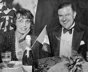 Mistinguett avec le directeur de revue suédois Ernst Rolf à Stockholm (1931).