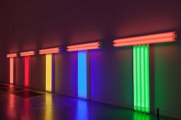 Dan Flavin käytti teoksissaan normaalissa tuotannossa olleita loisteputkia, eikä värjännyt niitä itse. Kuvassa "Untitled" (to Don Judd, Colourist) 1987.