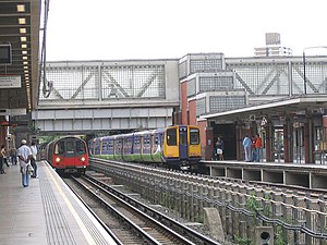 Tunnelbanans Jubilee line till vänster och järnvägståg till höger