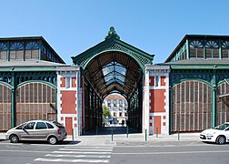 Les halles de Lourdes porche central, sud.