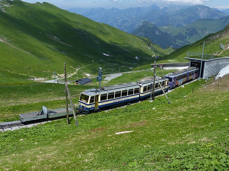 File:Rochers de Naye einfahrender Zug.jpg