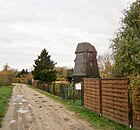 Feldkräuterweg am Wiesenweggraben nach Westen, Gartenhaus in Form einer Windmühle