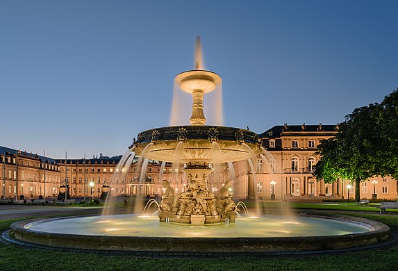     Schlossplatzspringbrunnen at night (Schlossplatz, Stuttgart, Germany).