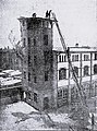 Übung mit der neuen Magirusleiter und Rauchhelm am Steigerturm der St. Lorenz-Feuerwache (1902)