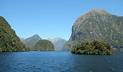 Strmé svahy v okolí fiordlanských fjordů