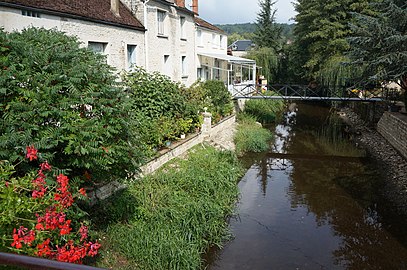 Vue vers le nord et vers l'aval. La Grande rue (D951) est de l'autre côté des maisons vues ici à gauche.