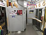 トイレは車いす対応の洋式に改められ、対面に車いすスペースを設定（クハ222形0番台）