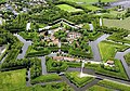 Fortaleza de Bourtange en Vlagtwedde, Países Baixos. Fortaleza de forma pentagonal, mostra 5 baluartes, en cadanseu ángulo.