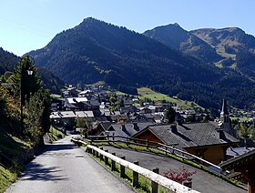 Vue depuis Châtel au nord avec la tête de Linga (à droite) et la pointe du Midi (à gauche).