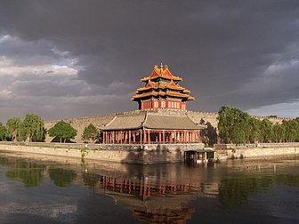 Crépuscule sur la Cité interdite pourpre, à Pékin (Chine), 2006. (définition réelle 2 304 × 1 728*)