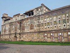 3. mughal art seen on the entrance of shahi qila.jpg