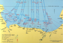 Carte des côtes normandes montrant des « couloirs » délimités par des lignes bleues. Dans ces couloirs, des points rouges désignent les navires alliés, désignés chacun par leur nom. Des lignes pointillées rouges rejoignant des points du littoral montrent les cibles de bombardements de ces navires.