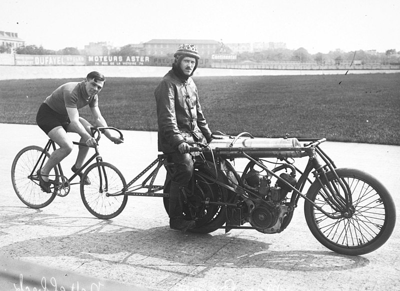 File:Nettelbeck dérriere Max Bauer (cropped).jpg