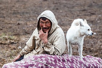 Un uomo selcupo con il suo cane