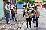 Visita de sanitario a hogares para detectar posibles larvas de mosquito