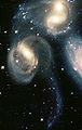 Detail Stephanova kvintetu, který pořídil Hubbleův vesmírný dalekohled v letech 1998–99 (autor: NASA/ESA)