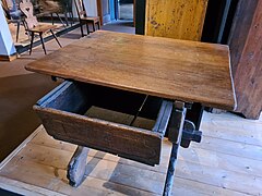 Table à piétement en X-Musée alsacien de Strasbourg (12).jpg