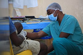 Médecin prenant soin de son patient A l'hôpital Laquintinie de Douala 37.jpg