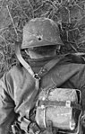 Død tysk soldat, skutt bakfra gjennom stålhjelmen. Russland 1942. Foto: Deutsches Bundesarchiv