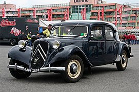 Citroën Traction Avant 11 B from 1938, front and left side