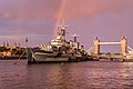 Le HMS Belfast dans le port de Londres ; au second plan le Tower Bridge.