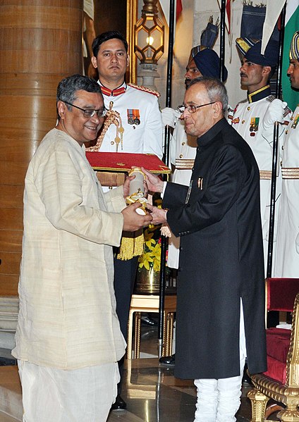 File:The President, Shri Pranab Mukherjee presenting the Padma Bhushan Award to Dr. Swapan Dasgupta, at a Civil Investiture Ceremony, at Rashtrapati Bhavan, in New Delhi on March 30, 2015.jpg