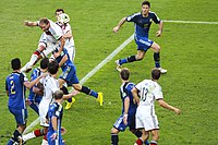 Höwedes während eines Kopfballs im WM-Finale 2014