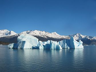 Iceberg flottant sur le Lago Argentino, détaché du glacier Perito Moreno en Argentine. (définition réelle 2 048 × 1 536*)