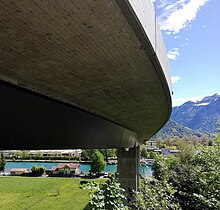 Nahaufnahme der Unterseite des Goldswil-Viadukts, mit massiver Beton-Fahrbahn und darunterliegendem Hohlkasten.