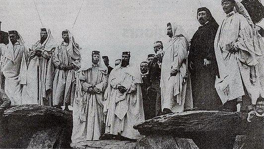 Le Gorsedd des bardes de 1907 sur le dolmen de Canac'h-Laëron entre Laniscat et Saint-Nicolas-du-Pélem.