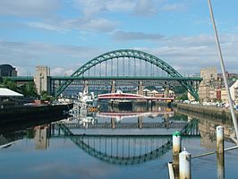 De rivier de Tyne, overspannen in Newcastle door onder andere de Tyne Bridge