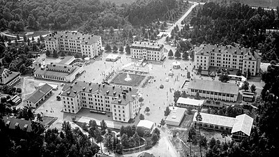 Kasernetablissementet i Västerås, A-kasernen till höger om kanslihuset, B-kasernen till vänster och C-kasernen bakom kanslihuset.