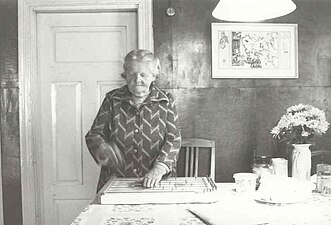 Maria Murman (1911–2004) skulle med den siste flyktningebåten, som ikke kom. Hun hadde stor kjennskap til estlandssvenske folkeviser.[35] Foto: Harri Blomberg